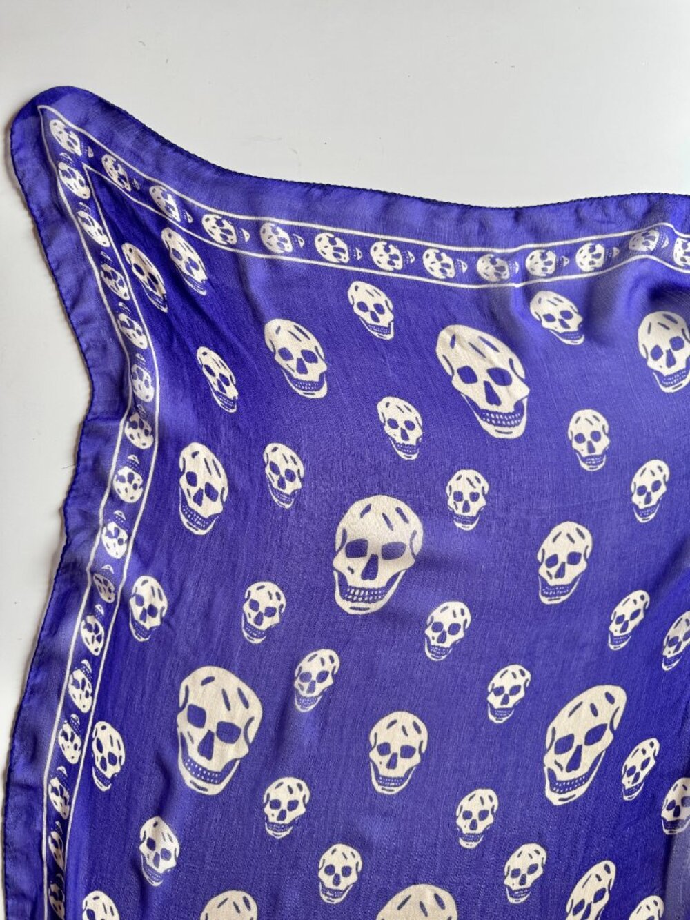 ALEXANDER MCQUEEN Skull Motif Purple Silk Chiffon Large Square Scarf - Picture 4 of 14